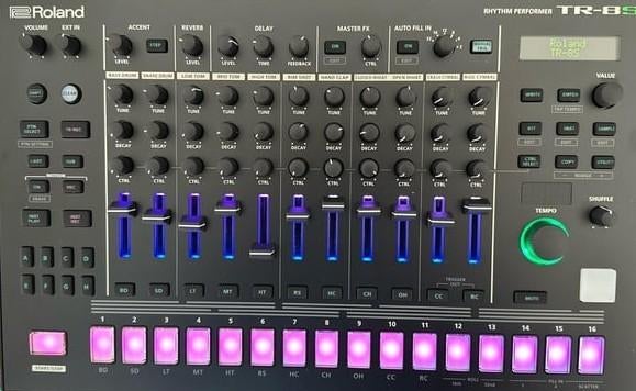 Roland TR-8S drumcomputer met decksaver en stand TR808 TR909, Muziek en Instrumenten, Drumcomputers, Ophalen of Verzenden, Zo goed als nieuw
