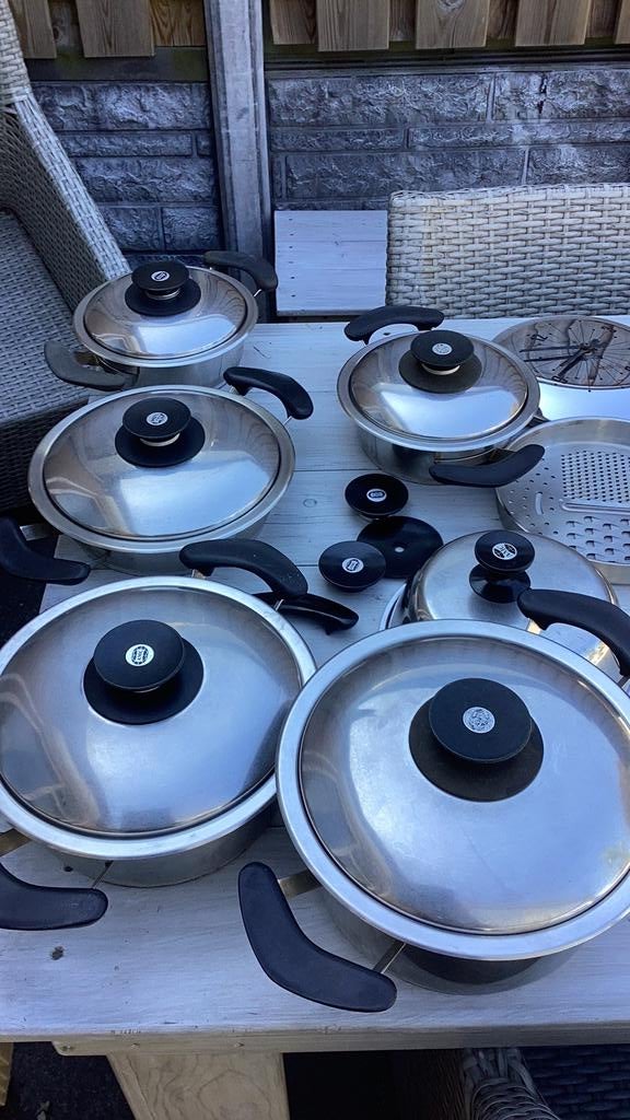 Originele AMC pannen en klok, Huis en Inrichting, Keuken | Potten en Pannen, Ophalen, Gebruikt, Rvs, Pannenset