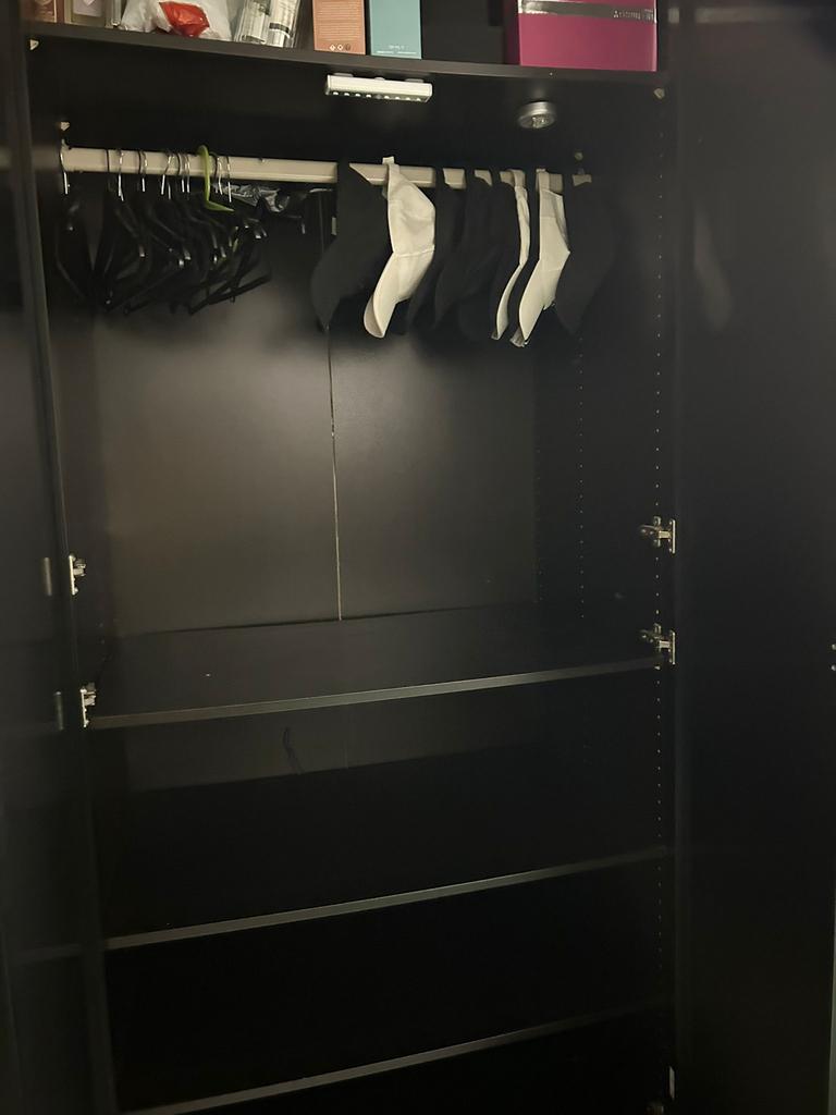 Mooie zwarte glazen kast van de ikea en met spiegel, Huis en Inrichting, Kasten | Stellingkasten, Ophalen, Gebruikt