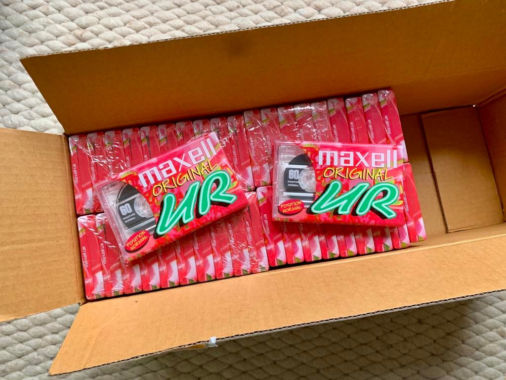 Doos 42x NOS Maxell UR60 UR90 cassettebandjes NIEUW UR 60 90, Ophalen of Verzenden, Nieuw in verpakking, Maxell Europe Limited. Botanica Ditton Park, Riding Court Road,  Datchet, Slough,  Berkshire England SL3 9LL
