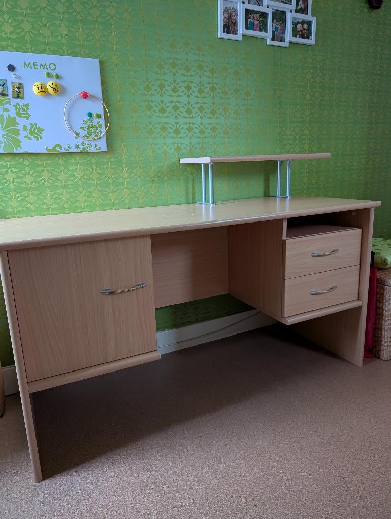 Bureau, bed en kast, complete set, in een zeer goede staat!, Ophalen, Hout, Schoolbureau, Zo goed als nieuw