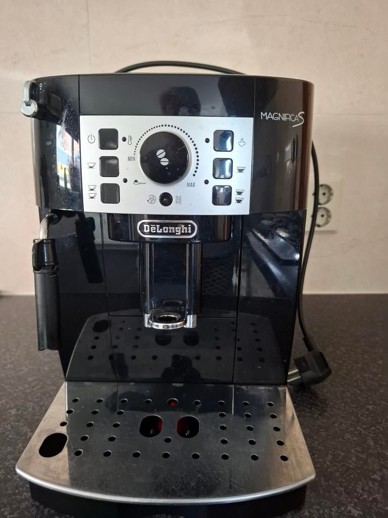 DeLonghi Magnifica S volautomatische espressomachine, Witgoed en Apparatuur, Koffiezetapparaten, Gebruikt, Koffiebonen, Espresso apparaat