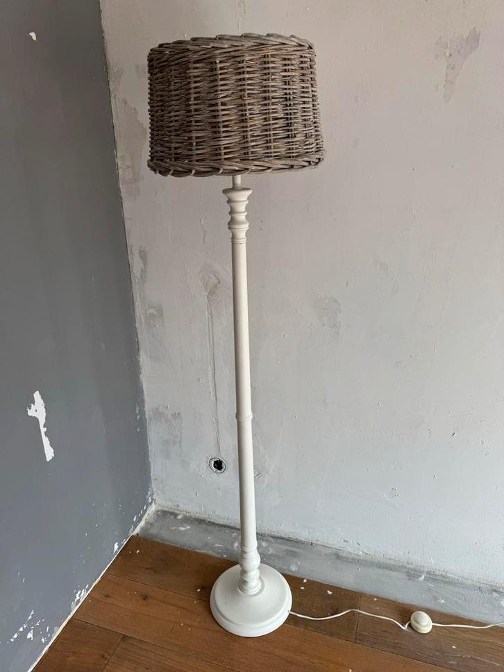 Rieten lampenkap en staande lamp - Set, Huis en Inrichting, Lampen | Vloerlampen, Gebruikt, 150 tot 200 cm, Overige materialen