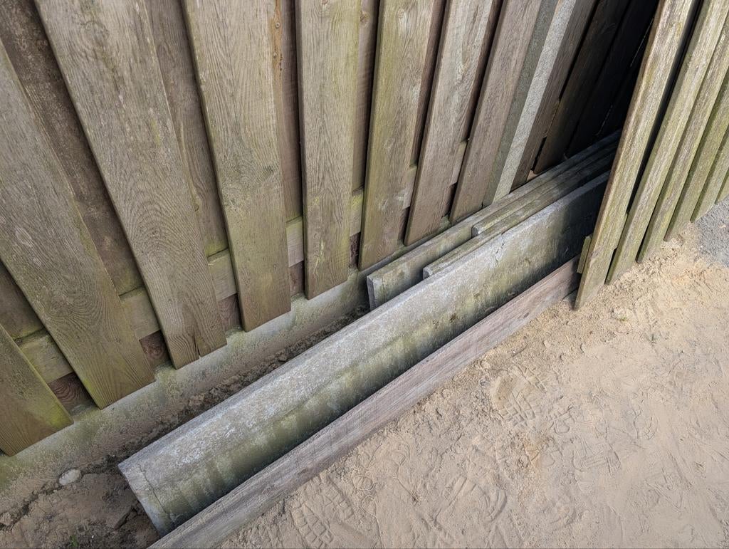 4 schuttingdelen, 3 betonpalen en 4 betonbanden te koop, Tuin en Terras, Schuttingen, Ophalen, Gebruikt, Hout, 1 tot 2 meter