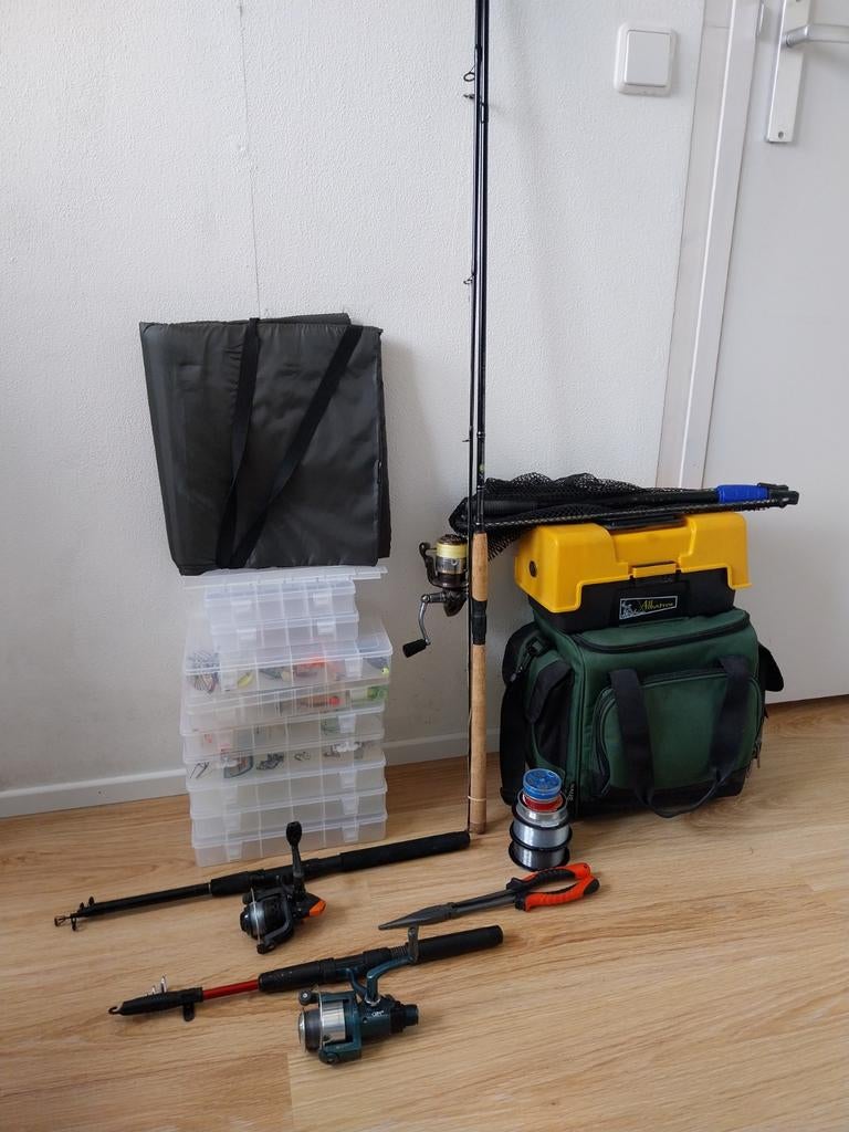 Veel visspullen, 3 hengels, veel kunstaas, 9 tackleboxes, Ophalen