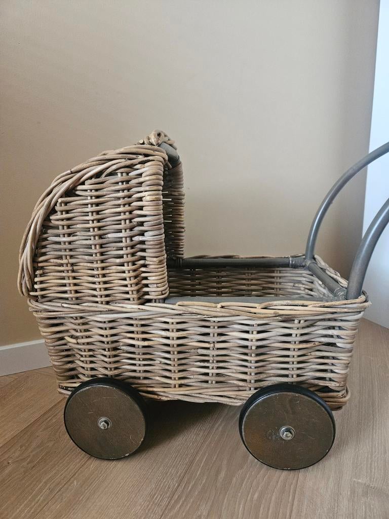 Rieten poppenwagen, Kinderen en Baby's, Speelgoed | Poppen, Ophalen of Verzenden, Gebruikt, Babypop