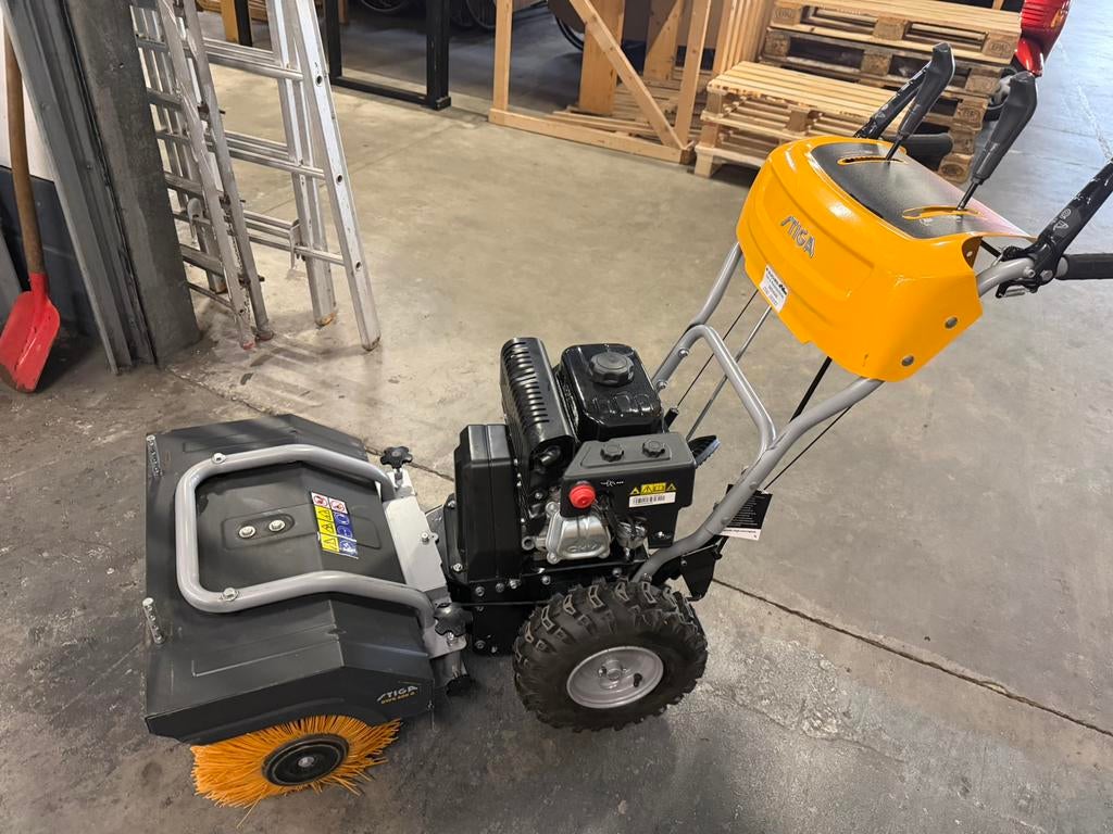 Stiga sws 600 veegmachine incl opvangbak, Tuin en Terras, Ophalen of Verzenden, Zo goed als nieuw