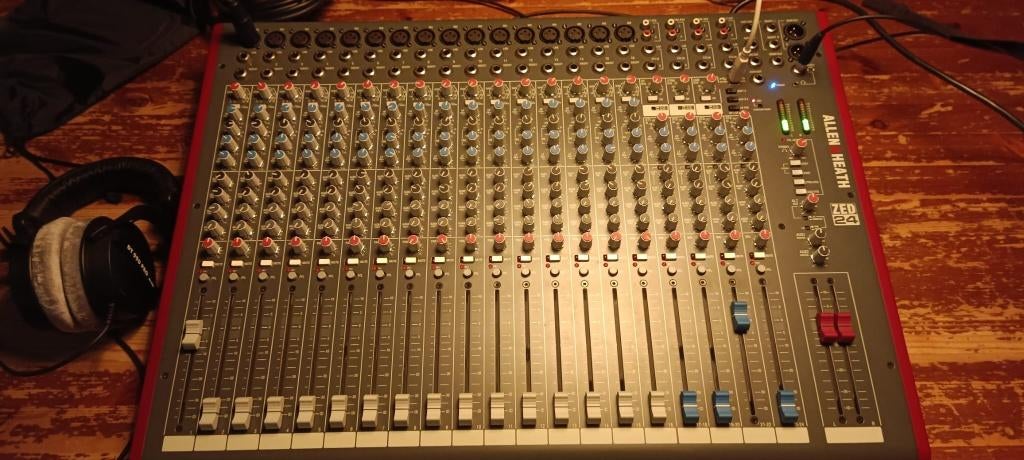 Mengtafel Allen & Heath ZED-24 mixer, Ophalen, Zo goed als nieuw, 20 kanalen of meer, Microfooningang