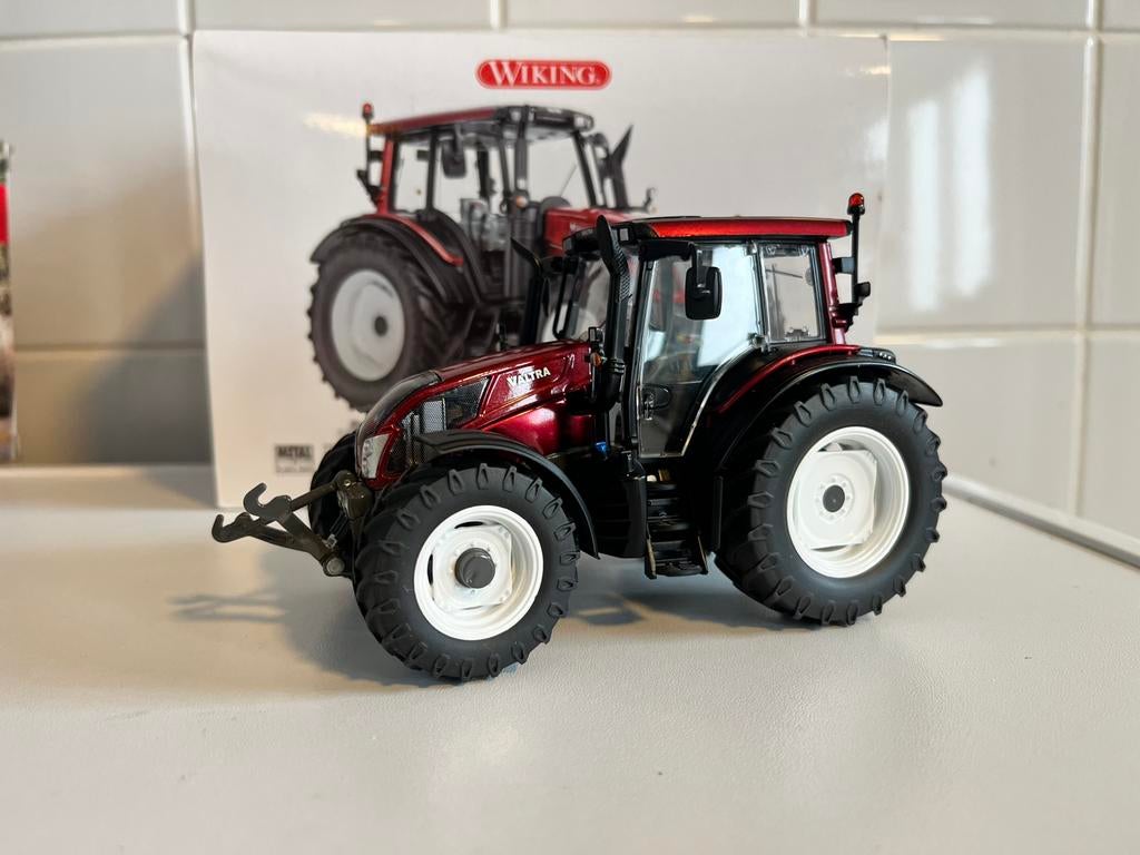 Valtra N143 Rood Wiking 1/32, Ophalen of Verzenden, Zo goed als nieuw, Tractor of Landbouw, Overige merken