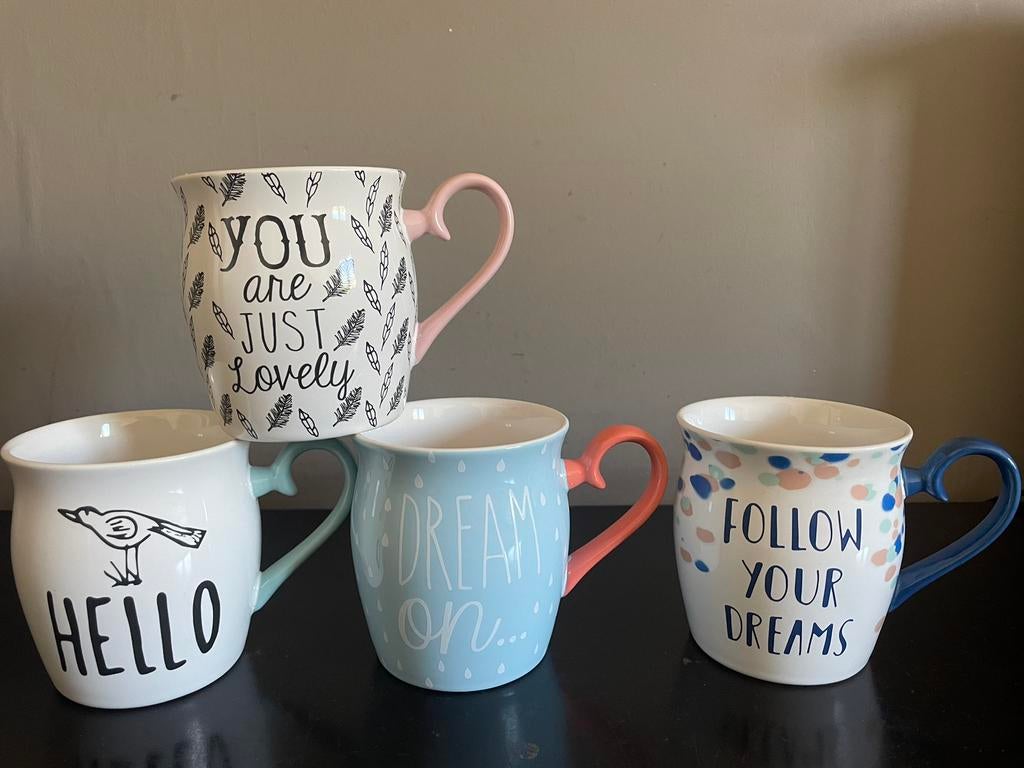 4 HEMA bolvormige mokken met hartvormige oor, Ophalen of Verzenden, Zo goed als nieuw, Overige stijlen, Kop(pen) en/of Schotel(s)