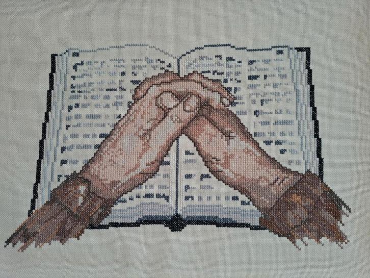 Borduurwerk "Gevouwen handen", Hobby en Vrije tijd, Borduren en Borduurmachines, Gebruikt, Onderdeel of Toebehoren, Handborduren