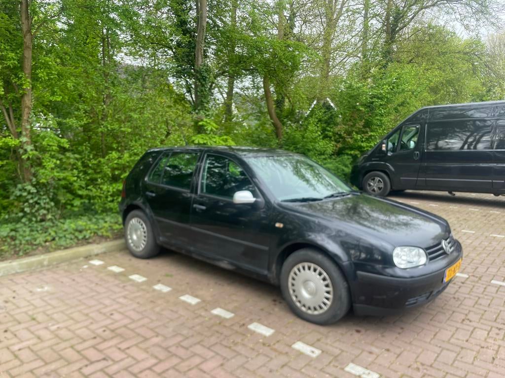 Volkswagen Golf 1.6 74KW AUT 1998 Zwart, Auto's, Volkswagen, 4 cilinders, 100 pk, 1200 kg, 1123 kg