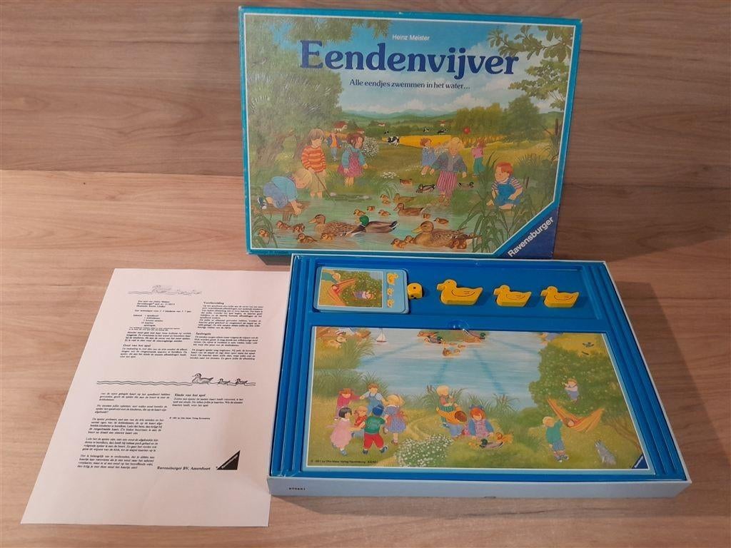 Eendenvijver - alle eendjes zwemmen in het water - s5788