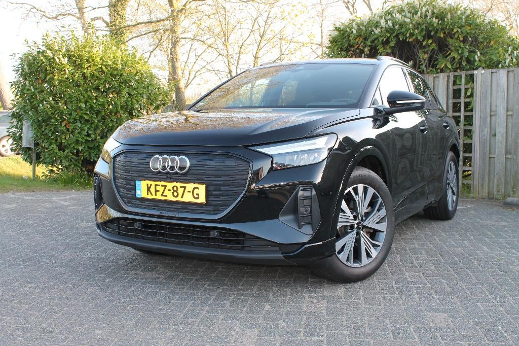 Audi Q4 e-tron 40 S-lin black edition 77kWh 204pk 2023 Zwart, Auto's, Automaat, Achterwielaandrijving, Parkeerassistent, Leder en Stof