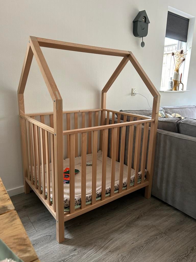 Bopita box 'huisje' - Houten babybox in huisvorm, Kinderen en Baby's, Boxen, Ophalen, Zo goed als nieuw, Vierkant, In hoogte verstelbaar
