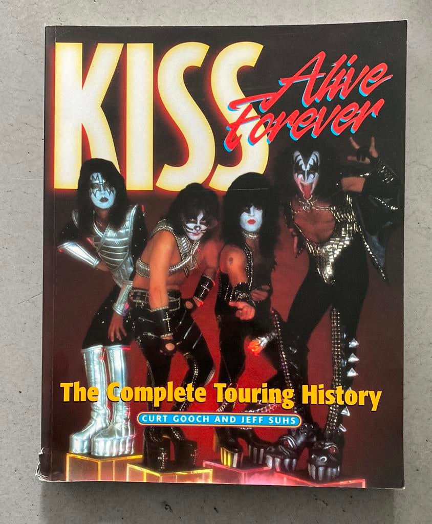 KISS – Alive Forever 2002 1st Edition OUT OF PRINT, Boeken, Ophalen of Verzenden, Gelezen, Artiest