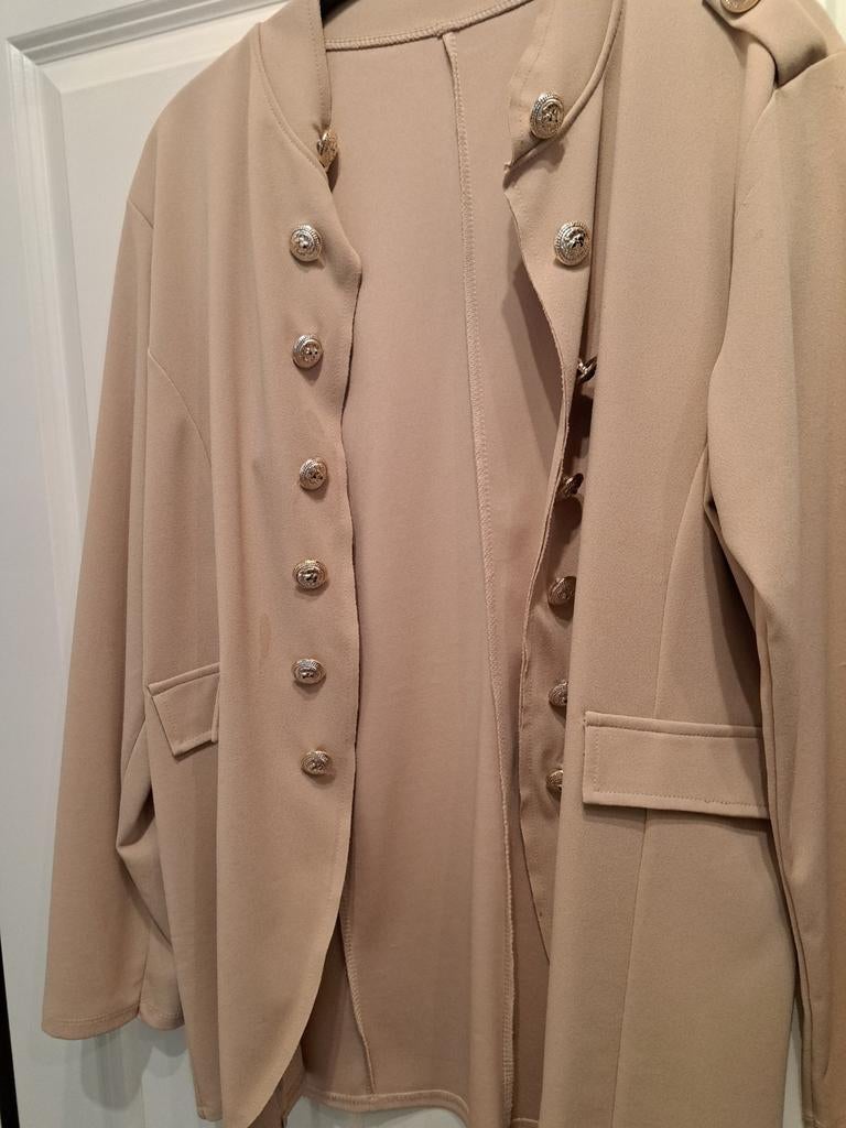 Leuke beige blazer met gouden knopen, Kleding | Dames, Jasjes, Kostuums en Pakken, Maat 38/40 (M), Beige, Ophalen of Verzenden