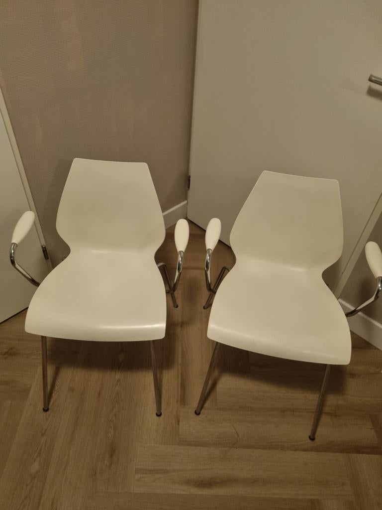 2 Kartell Maui stoelen met armleuning by Vico Magistretti, Huis en Inrichting, Ophalen, Gebruikt