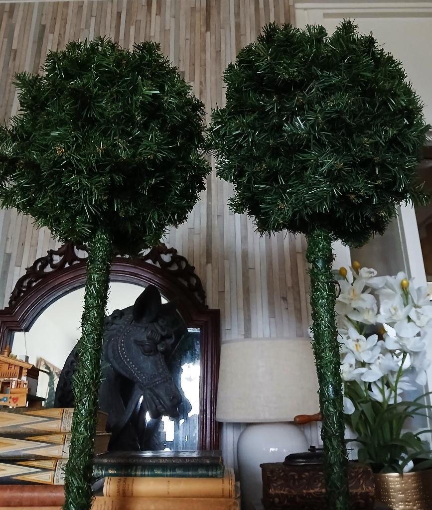 Twee aparte conifeer boompjes bol gietijzer standaard, Ophalen of Verzenden