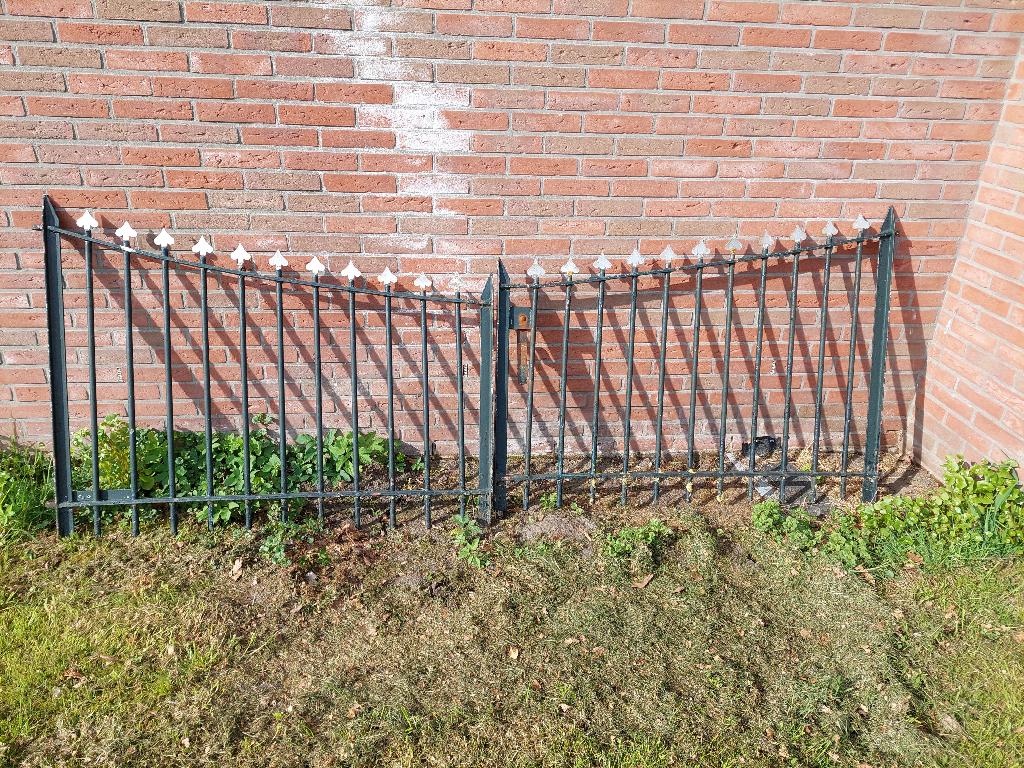 Solide poort / hek, Tuin en Terras, Ophalen, Gebruikt, IJzer, Tuinhek