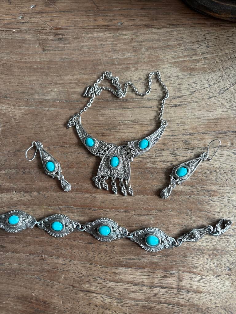 Zilverkleurige sieradenset met turquoise stenen, Sieraden, Tassen en Uiterlijk, Kettingen, Overige materialen, Gebruikt, Ophalen of Verzenden