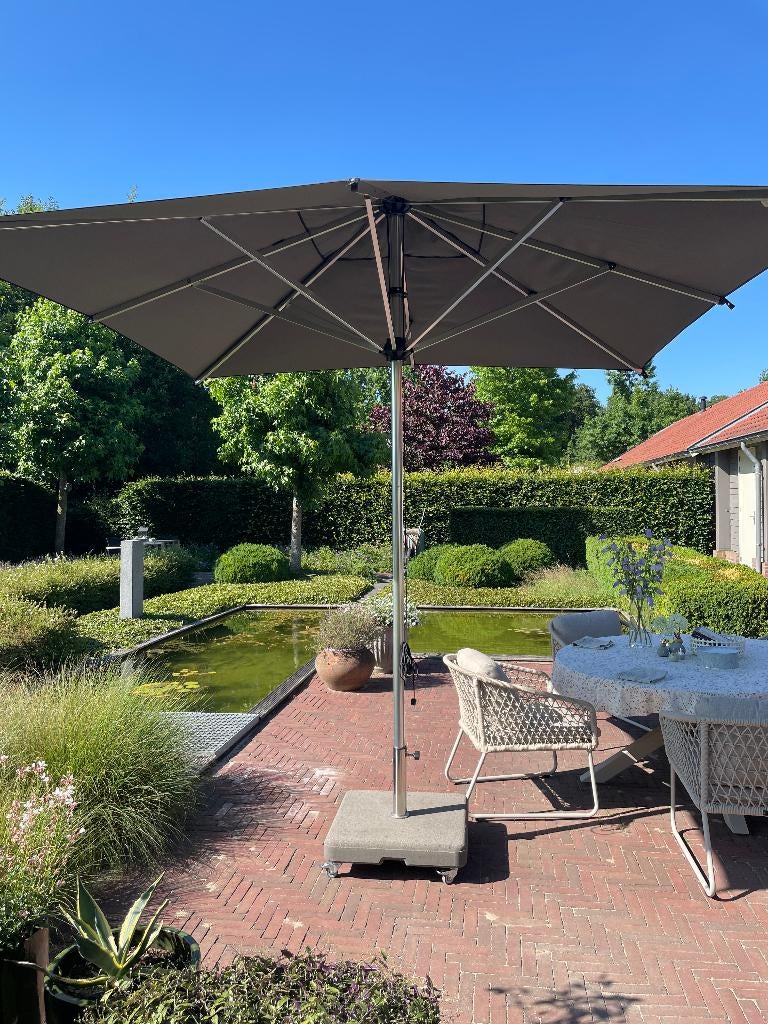 parasol van BOREK, Ophalen, Verstelbaar, 2 tot 3 meter, Zo goed als nieuw
