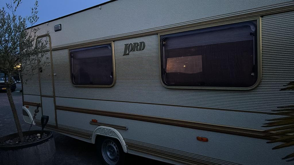 LMC Caravan - Comfortabel en Ruim, Rondzit, Koelkast, Omvormbare zithoek, 5 tot 6 meter