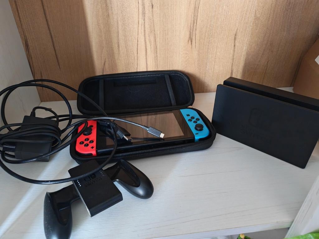 Nintendo Switch met toebehoren en dock, Spelcomputers en Games, Spelcomputers | Nintendo Switch, Gebruikt, Switch Original, Met 2 controllers