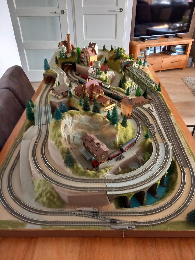 Te koop kibri fertiggelände., Hobby en Vrije tijd, Modeltreinen | N-Spoor, Ophalen, Gelijkstroom, Fleischmann, Rails