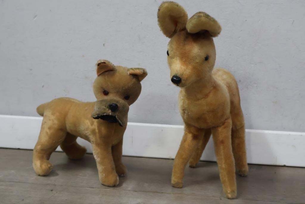 Steiff hond en hert - Vintage knuffels, Gebruikt, Overige merken, Middelgroot (20 tot 80 cm), Met kleding of accessoire