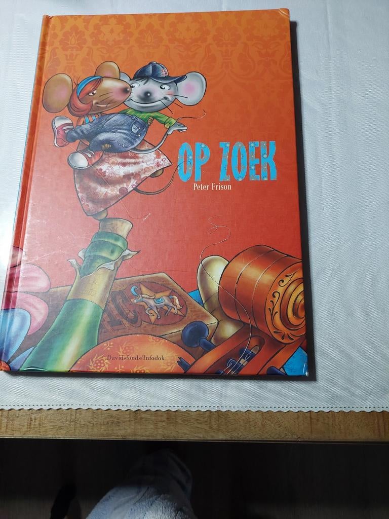 Op Zoek - Peter Frison, Ophalen of Verzenden, Gelezen, Fictie algemeen