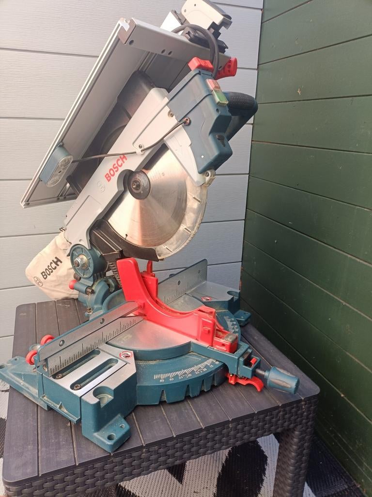 Bosch afkort/tafelzaag, Doe-het-zelf en Verbouw, Gereedschap | Zaagmachines, Gebruikt, Ophalen of Verzenden, Afkortzaag, 30 tot 70 mm