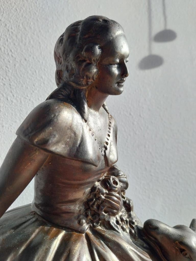 Elegant Art Deco beeld vrouw met herten bronslook patina, Ophalen of Verzenden