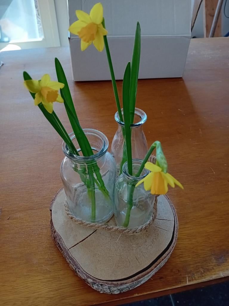 Houten plateau met 3 glazen flesjes, Ophalen