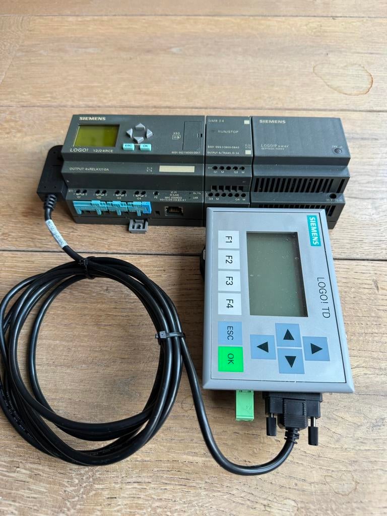 Siemens logo OBA7  12/24RCE compleet, Hobby en Vrije tijd, Elektronica-componenten, Ophalen of Verzenden, Zo goed als nieuw