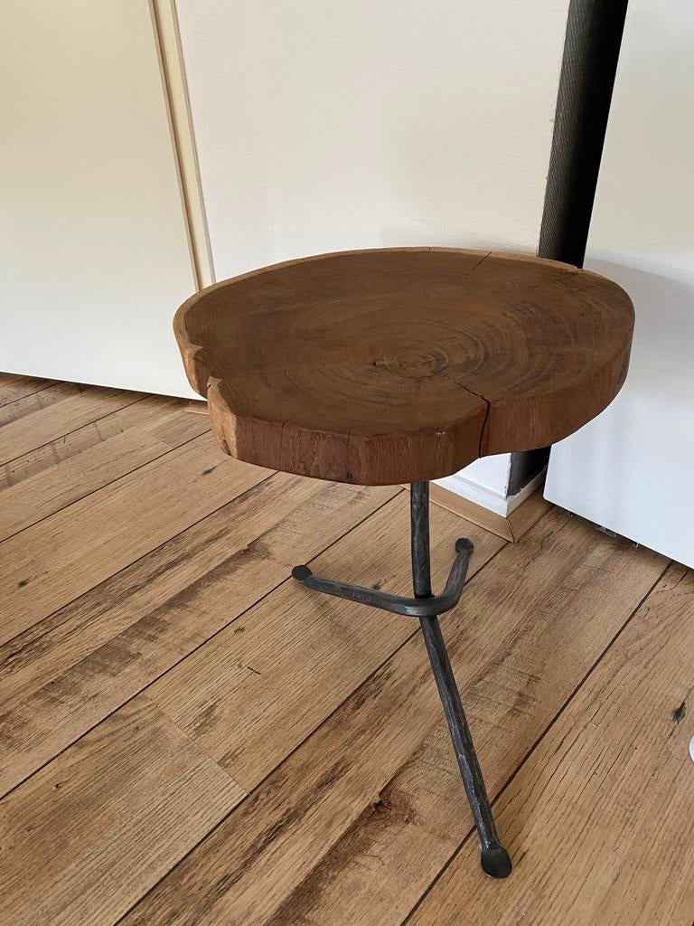 Suar houten bijzettafel met stoere voet., Huis en Inrichting, Tafels | Bijzettafels, 45 tot 60 cm, Minder dan 55 cm, Rond, Ophalen of Verzenden