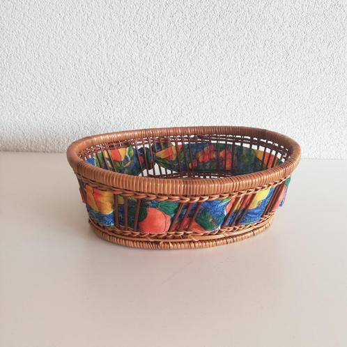 Mandje met gekleurde stof, Huis en Inrichting, Woonaccessoires | Schalen en Manden, Zo goed als nieuw, Mand, Ovaal, Riet, Ophalen of Verzenden
