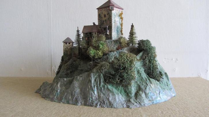 Kibri spoor N : mooi model van burcht Branzoll - 37304 - N, Hobby en Vrije tijd, Modeltreinen | N-Spoor, Gebruikt, Brug, Tunnel of Gebouw