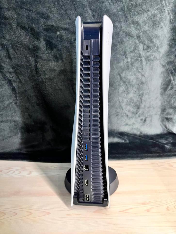 Playstation 5 / met controller en houder, Spelcomputers en Games, Spelcomputers | Sony PlayStation Consoles | Accessoires, Zo goed als nieuw