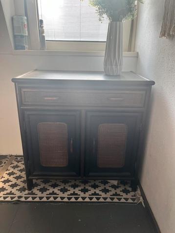 Kast met legplanken en 1 grote lade beschikbaar voor biedingen