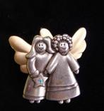 Vertederende broche met twee engeltjes met ster waarin stras, Ophalen, Zo goed als nieuw, Zilver, Overige materialen