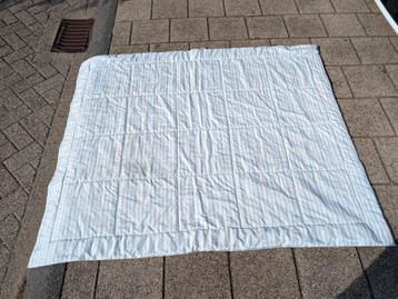 Picknickkleed met kunststof onderkant beschikbaar voor biedingen