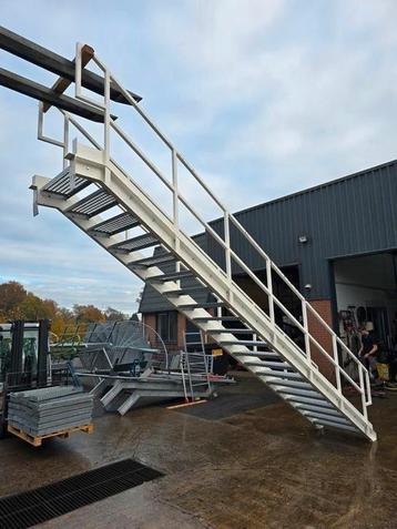 Stalen trap beige  3,4mtr luie trap. Nob166 beschikbaar voor biedingen