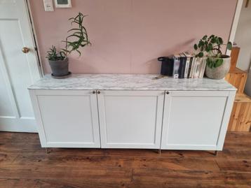 Custom Ikea Besta kast met gouden details beschikbaar voor biedingen