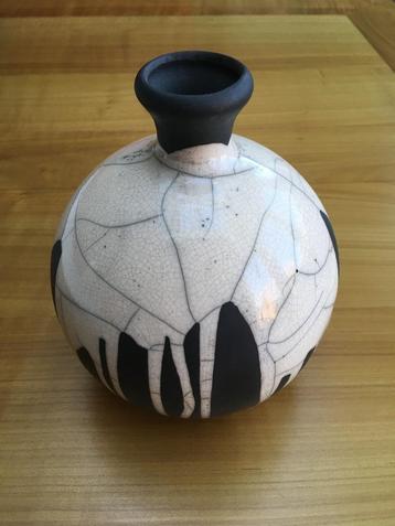 Mooie, gave siervaas van aardewerk (in de kleuren zwart wit) beschikbaar voor biedingen