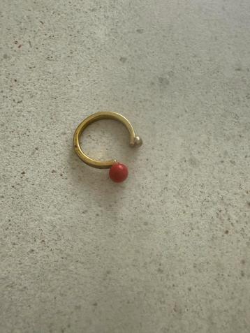 Gouden kleur  ring met rode kraal beschikbaar voor biedingen