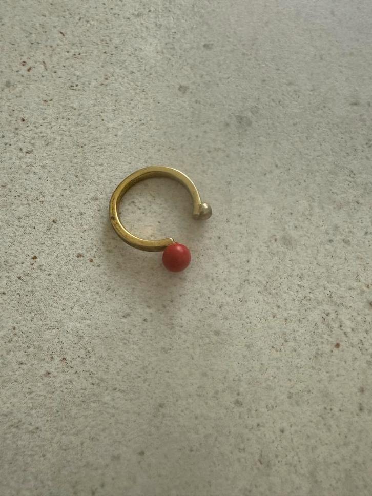 Gouden kleur  ring met rode kraal, Sieraden, Tassen en Uiterlijk, Ringen, Gebruikt, Dame, 17 tot 18, Goud, Ophalen of Verzenden