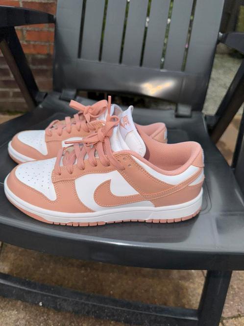 NIEUW Nike dunk low Rose Whisper 38,5, Kleding | Dames, Schoenen, Zo goed als nieuw, Sneakers of Gympen, Roze, Ophalen of Verzenden