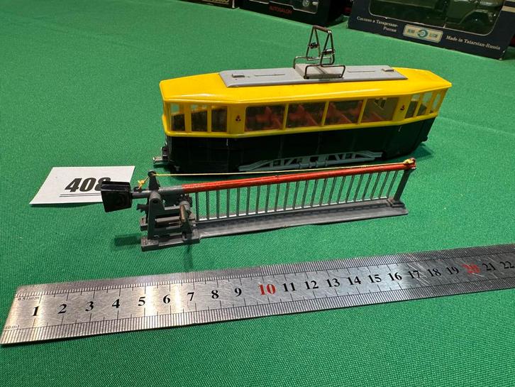 408 Siku tram + overwegboom schaal 0 ?, Hobby en Vrije tijd, Modeltreinen | H0, Gebruikt, Wagon, Gelijkstroom, Overige merken