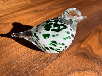 Mooie glazen vogel beschikbaar voor biedingen